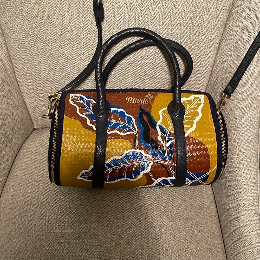 Strawpurse crossbody with beautiful painting.  Zipper opens through purse. NWOT